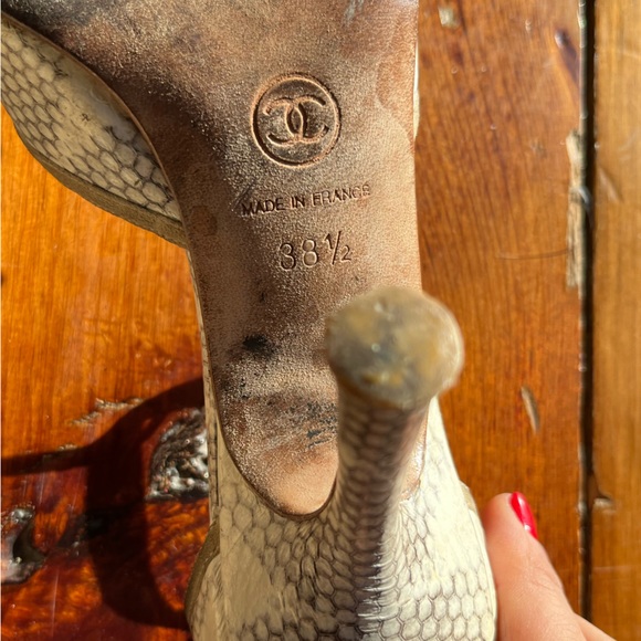 Rare CHANEL snakeskin t-strap pointy toe pumps, size 38.5. - Picture 4 of 5